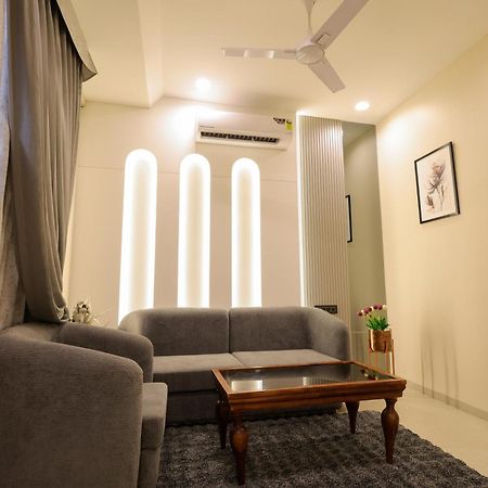 The Meera Hotel اوجاين المظهر الخارجي الصورة