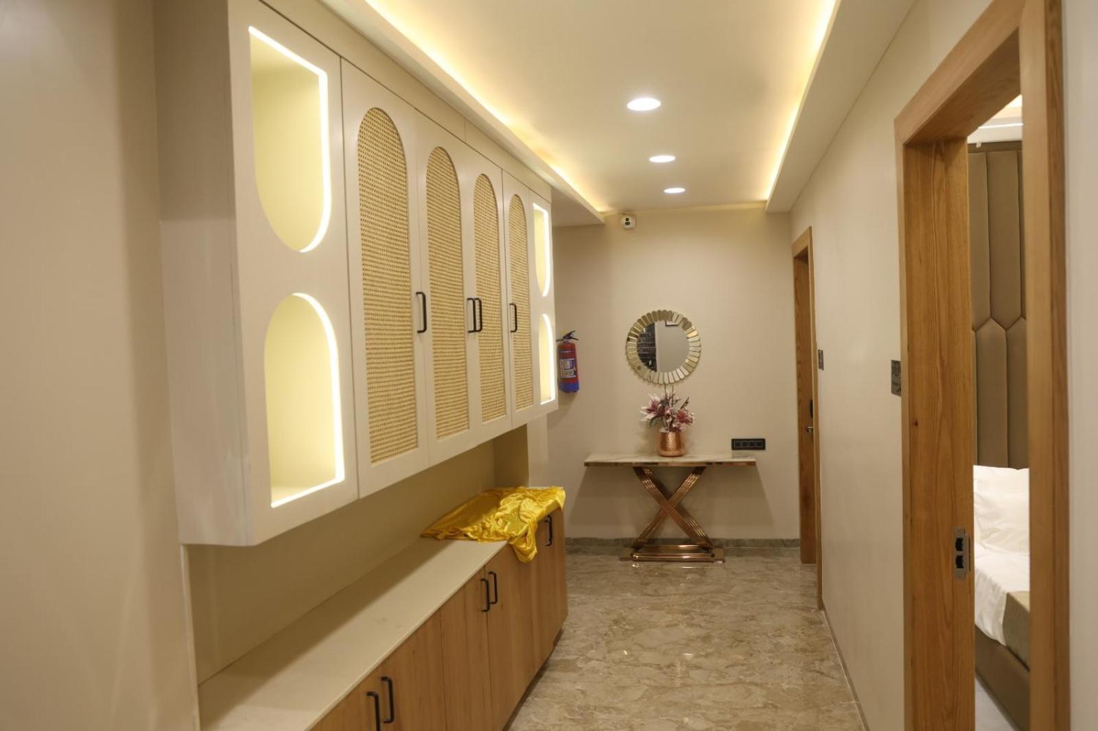 The Meera Hotel اوجاين المظهر الخارجي الصورة