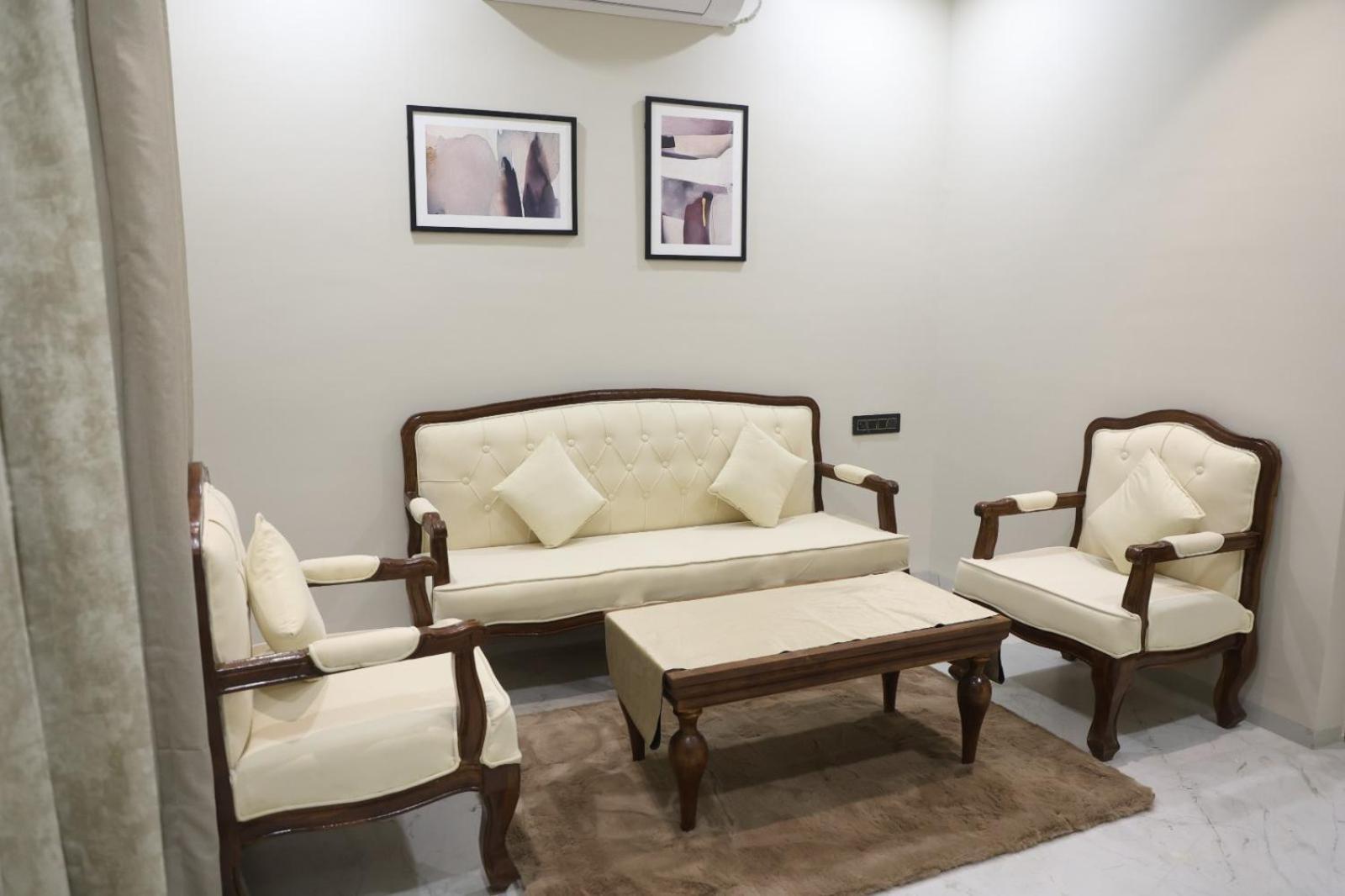 The Meera Hotel اوجاين المظهر الخارجي الصورة