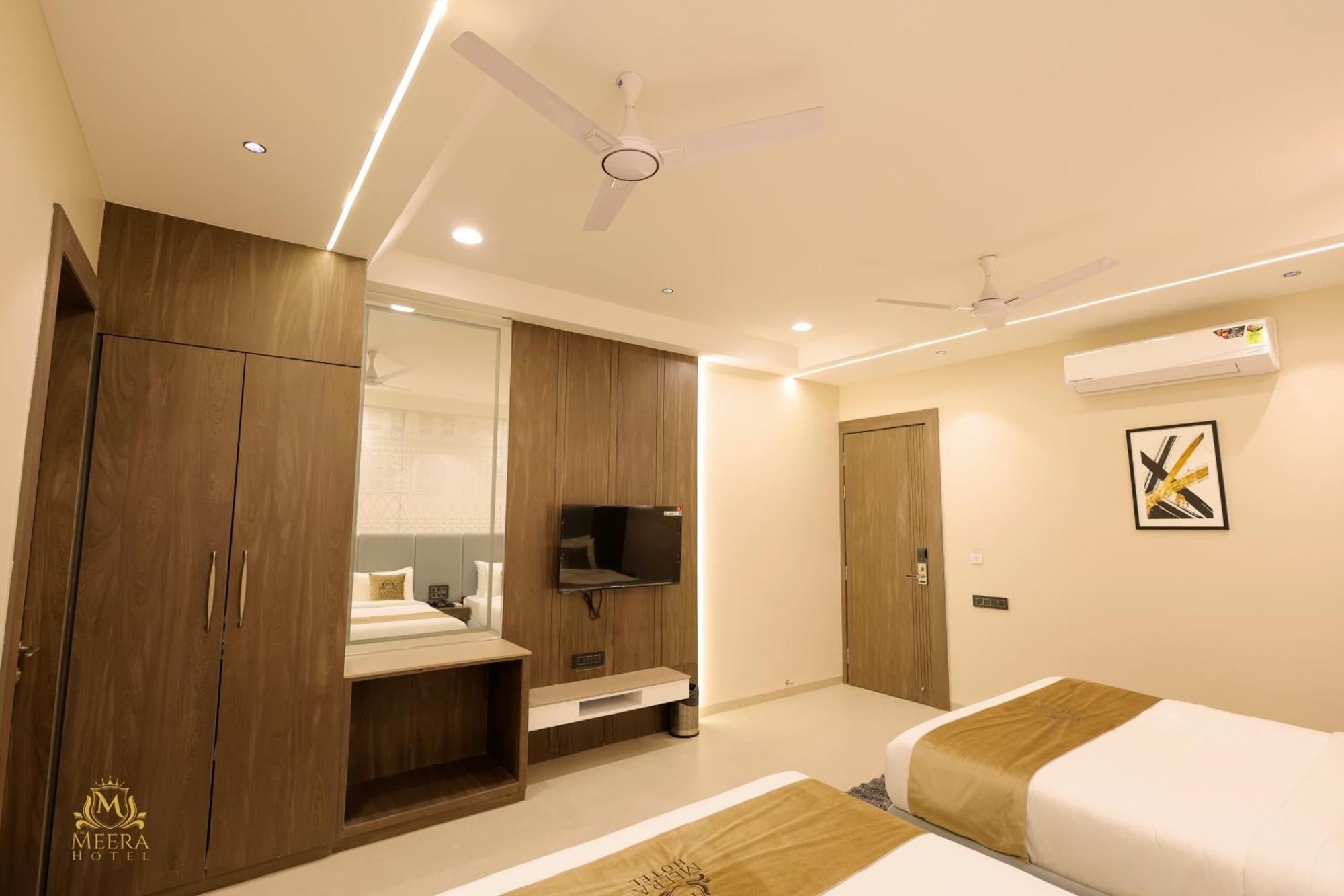 The Meera Hotel اوجاين المظهر الخارجي الصورة