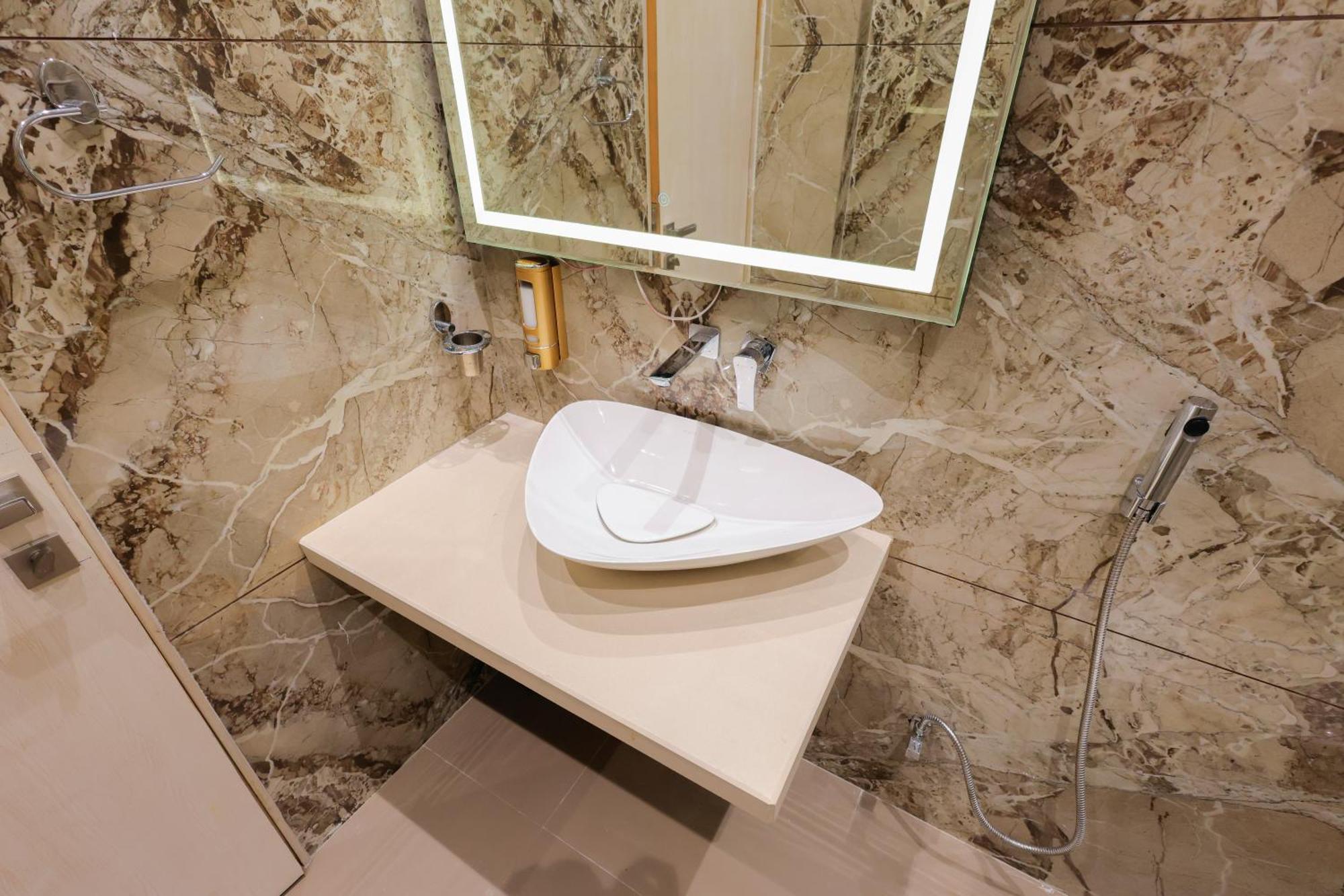 The Meera Hotel اوجاين المظهر الخارجي الصورة