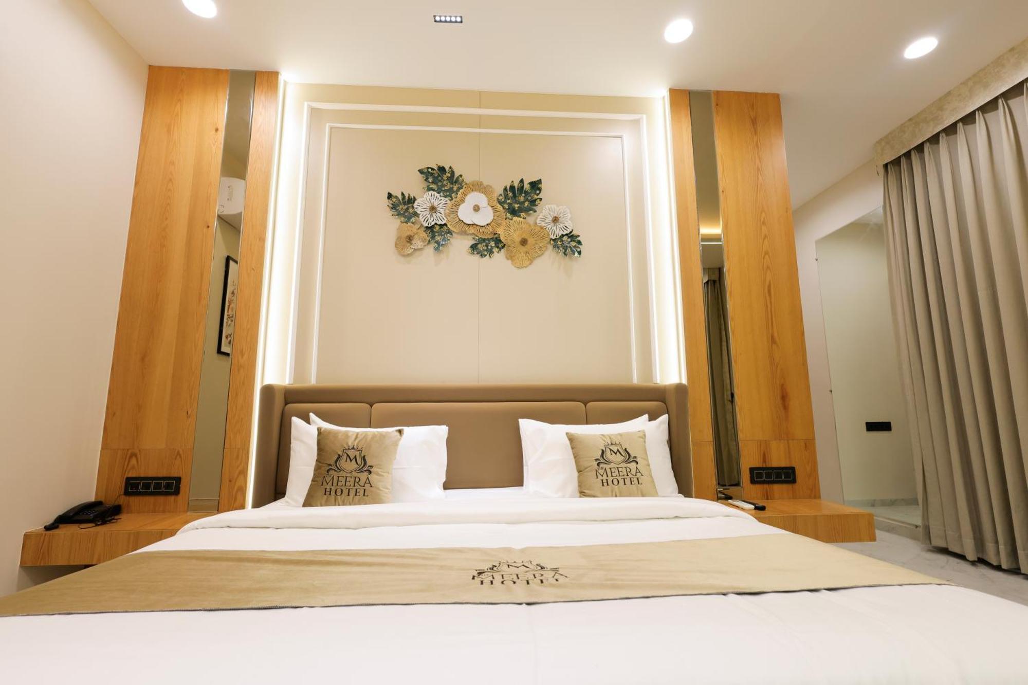 The Meera Hotel اوجاين المظهر الخارجي الصورة