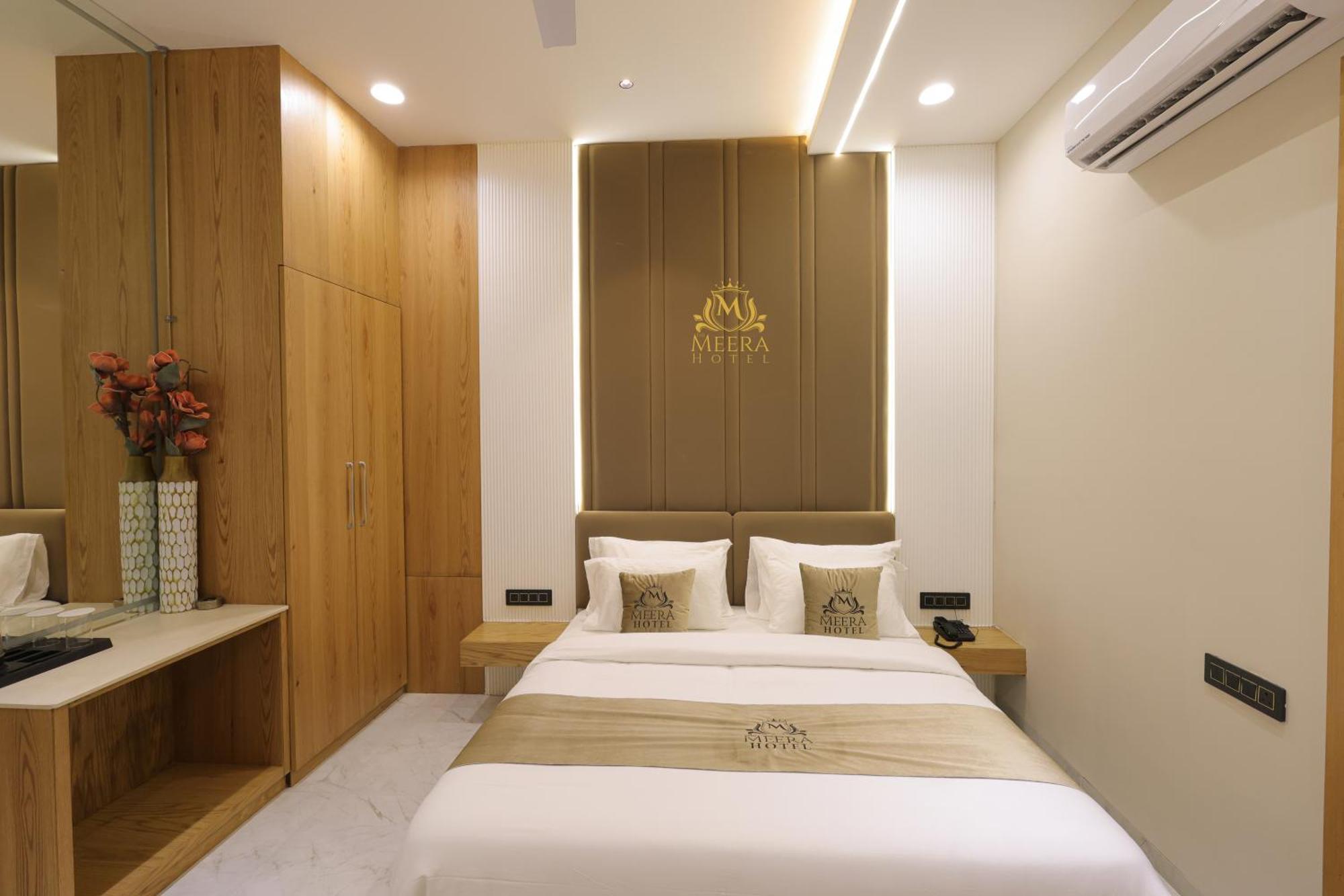 The Meera Hotel اوجاين المظهر الخارجي الصورة