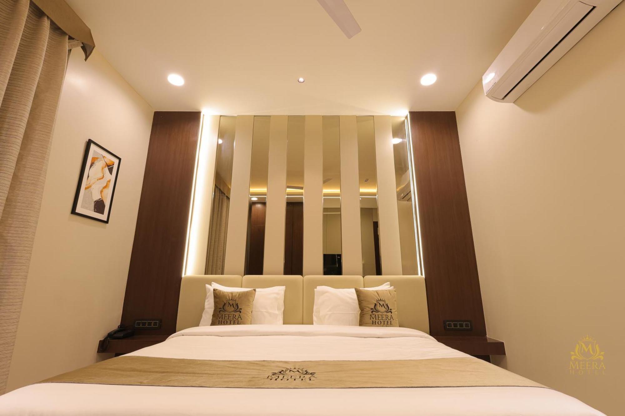 The Meera Hotel اوجاين المظهر الخارجي الصورة