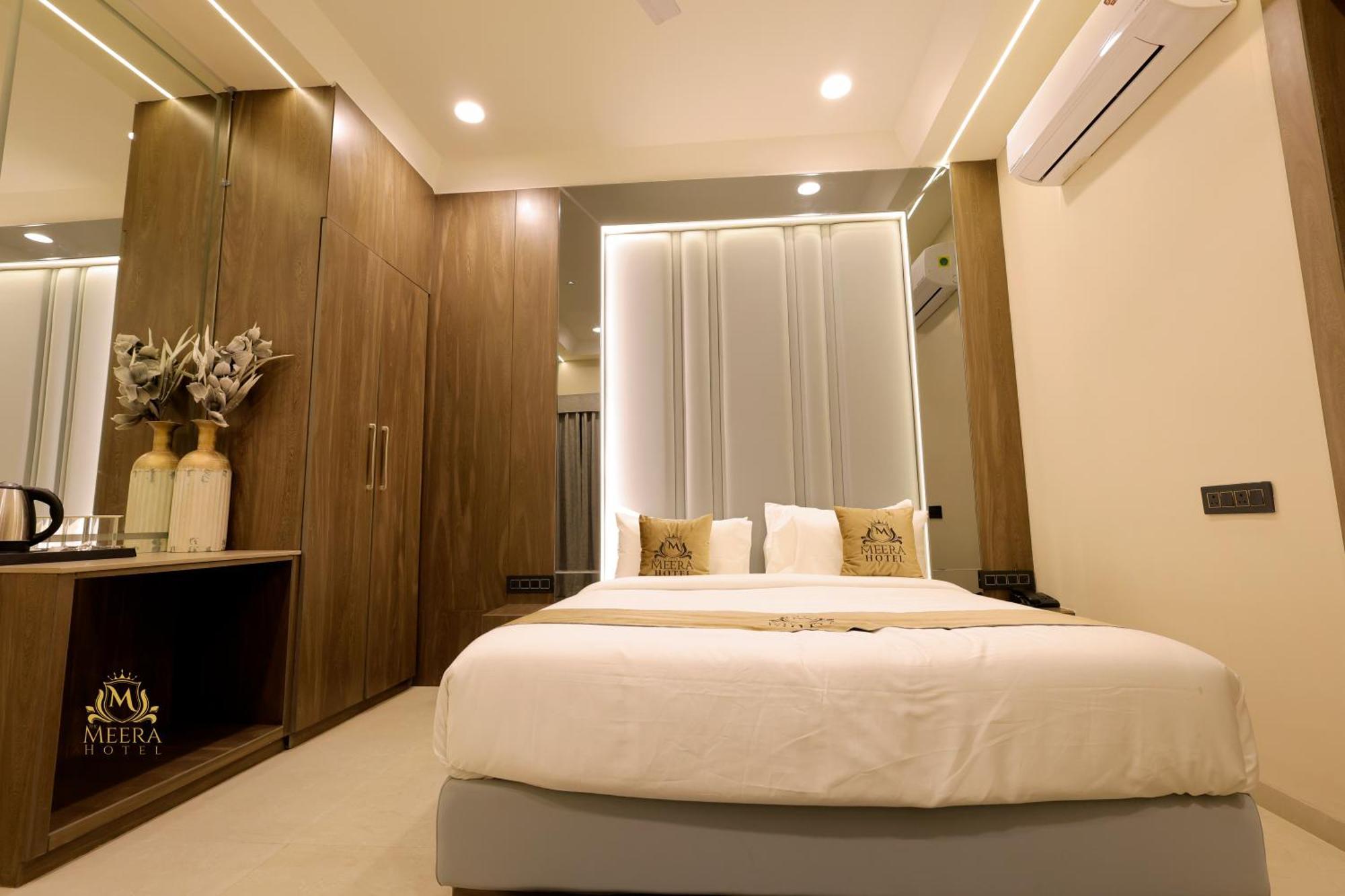 The Meera Hotel اوجاين المظهر الخارجي الصورة