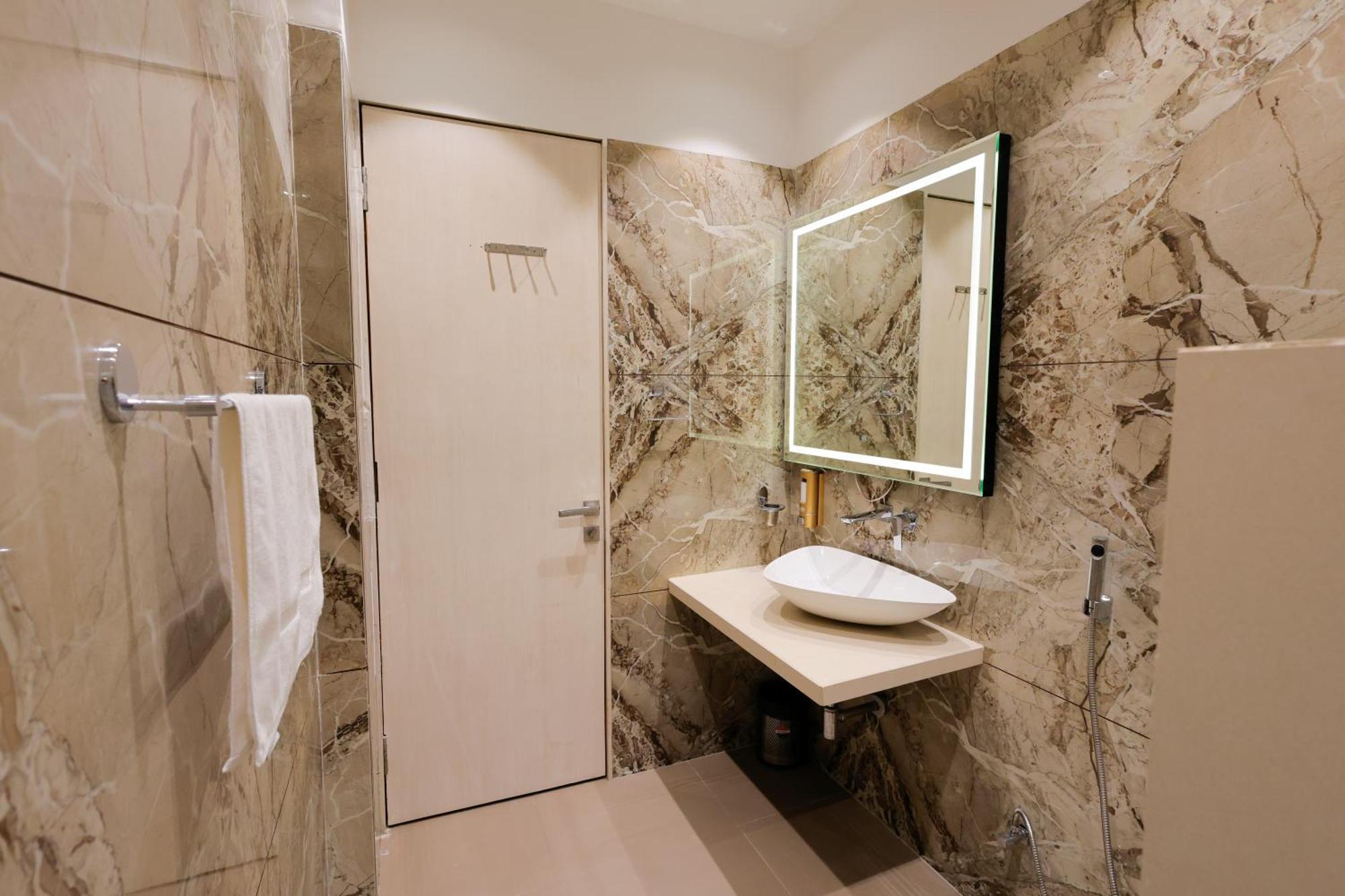 The Meera Hotel اوجاين المظهر الخارجي الصورة
